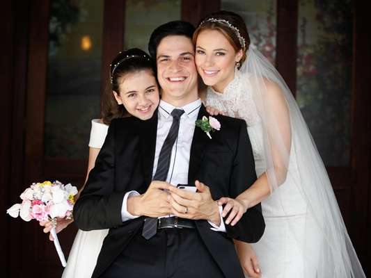 O trabalho começou cedo para o elenco da novela global 'Amor à Vida' nesta quarta-feira (11). Atores e atrizes gravaram cenas do casamento de Paloma (Paolla Oliveira) e Bruno (Malvino Salvador), que finalmente irão se unir depois de várias idas e vindas, com direito a cerimônia na igreja e muitos convidados