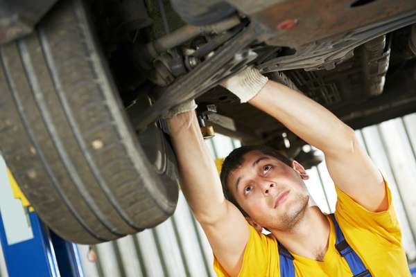 Terminais de direção (ou ponteira) são as peças que ligam o sistema de direção à rodas dos carros