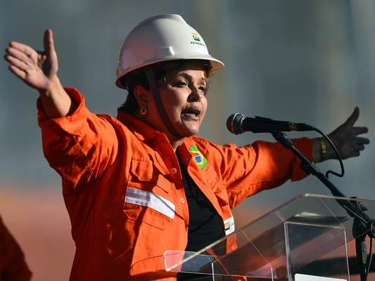Dilma participou da cerimônia que marcou o início da operação de um terminal de GLP da Petrobras, no estaleiro Inhaúma, no Caju, zona norte do Rio