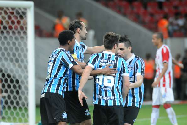 Em sua busca pela liderança do Campeonato Brasileiro, o Grêmio confirmou seu favoritismo diante do Náutico, nesta quarta-feira. Mesmo em Pernambuco, o time gaúcho venceu por 2 a 0 e com isso se manteve no 3º lugar, atrás apenas do Botafogo e do líder Cruzeiro