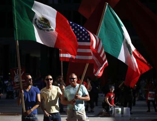 Antes de la década de 1980, el crecimiento en la población mexicana en Estados unidos provino principalmente de los mexicanos que nacieron en este país, pero, entre 1980 y 2000, ese crecimiento se atribuyó más a la emigración desde México.