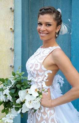 A novela Flor do Caribe terminou nesta sexta-feira (13). Ester (Grazi Massafera) disse "sim" ao grande e único amor de sua vida, Cassiano (Henri Castelli). Veja o que rolou no fim da trama!