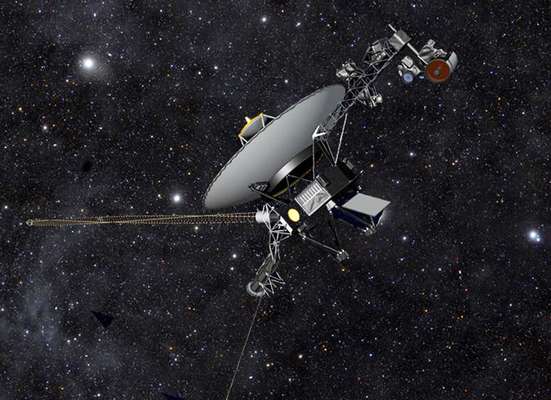 A sonda espacial Voyager 1 se tornou o primeiro objeto feito por humanos a cruzar o limite do Sistema Solar e chegar ao meio interestelar. Há 36 anos vagando pelo espaço, a Voyager 1 está hoje a 19 bilhões de quilômetros do Sol. A conclusão foi apresentada por cientistas a partir da análise de informações enviadas pela sonda. Leia mais -