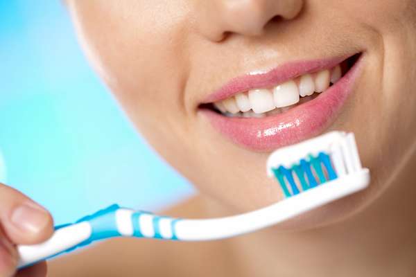 Cepillarse los dientes muchas veces y con mucha fuerza puede dañar las encías y dejar las piezas dentales desprotegidas