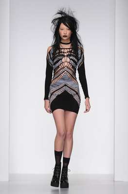 Para contrastar com coleções mais delicadas e até românticas, Mark Fast levou peças no melhor estilo gótico, com batons escuros e cabelos rebeldes. Peças vazadas, tops cropped e franjas foram algumas apostas da marca