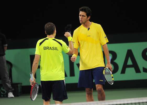 Números 4 e 11 no ranking de duplas da ATP, Bruno Soares e Marcelo Melo fizeram valer o favoritismo diante da dupla alemã Martin Emmrich e Daniel Brands e venceram o duelo deste sábado por 3 sets a 0, com parciais de 6/3, 6/4 e 6/4. Com a vitória, os brasileiros diminuiram a desvantagem no confronto de repescagem da Copa Davis para 2 a 1