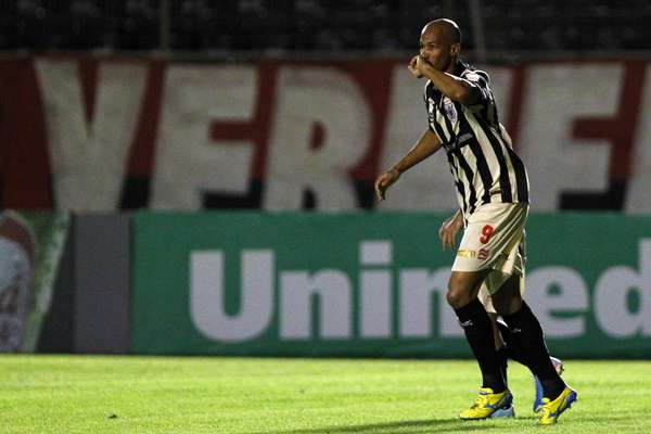 Com dois gols de Dinei, o Vitória virou contra o Náutico, fez 2 a 1 e fugiu da zona de rebaixamento