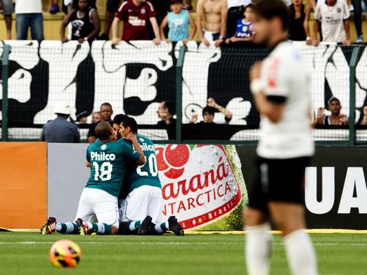 A casa é do Corinthians, mas a festa foi do Goiás: mesmo no Pacaembu, o time alvinegro perdeu mais uma vez, agora por 2 a 1, e ficou mais distante do G-4 do Campeonato Brasileiro