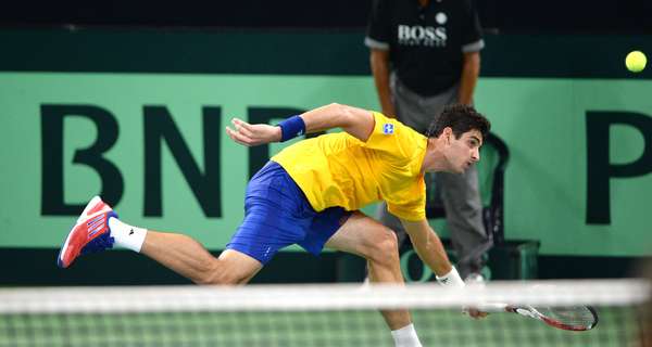Bellucci se estica, mas não alcança bola em derrota por 3 a 0 para o alemão Daniel Brands na Copa Davis