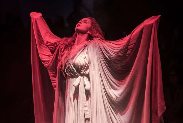O desfile de Vivienne Westwood contou com a participação da modelo Lily Cole em uma apresentação performática
