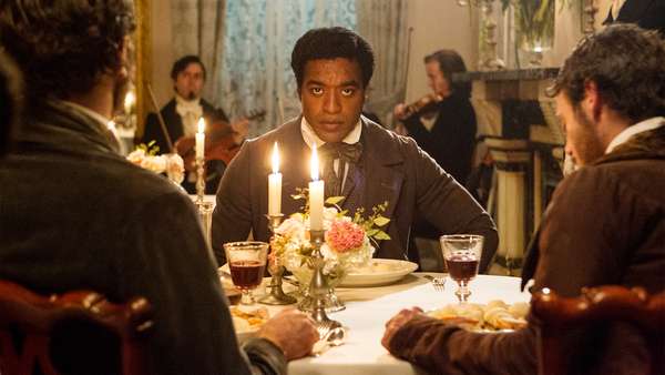 '12 years a slave'. El drama y la vergüenza de la esclavitud vuelven a saltar al cine, después de la visión que aportó hace unos meses 'Django Desencadendo', en un drama que ha levantado polémica por su crudeza y que se ha colocada como una de las máximas favoritas para los Oscar. Ha sido la ganadora del Premio del público