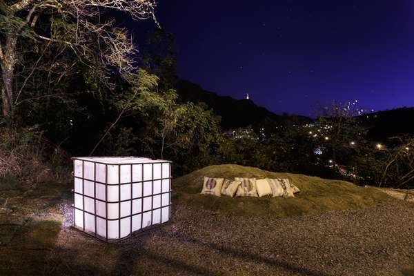 O próprio relevo do terreno foi aproveitado para criar um banco no projeto de Rodrigo Câmara para a mostra Morar Mais, em Belo Horizonte. O cenógrafo utilizou materiais reciclados, como as lonas que revestem as almofadas e outros de reciclagem industrial para montar a grande luminária