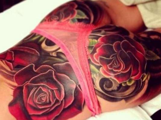 A cantora Cheryl Cole divulgou nas redes sociais foto do seu bumbum coberto por desenhos de rosas. A inglesa é fã de tatuagens e tem várias espalhadas pelo corpo