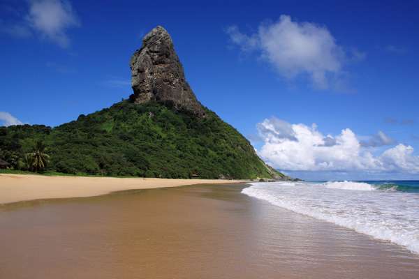 Morro do Pico O Morro do Pico é o ponto mais alto de Fernando de Noronha e é um dos principais cartões postais do arquipélago. Sua altura de 321 metros permite que ele seja visto de praticamente todos os lugares na ilha. Uma curiosidade é que ele é o topo de uma montanha marítima com cerca de 60 quilômetros de diâmetro na base