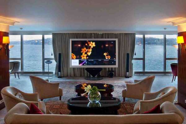 Suíte mais caraPassar uma noite no Royal Penthouse do luxuoso hotel President Wilson de Genebra custa R$ 150 mil. Os hóspedes dispostos a pagar essa impressionante essa quantia aproveitam a vista do Lago Genebra da cobertura do hotel, em uma suíte de 1.700 m² com 12 quartos, banheiros de mármore e terraço particular