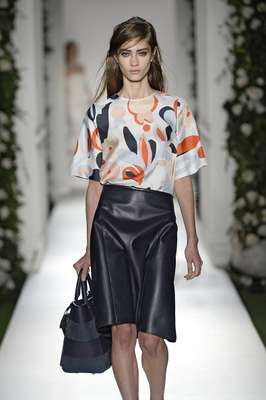 Mulberry apresentou saia mídi, couro e blusa com estampas grandes de flores