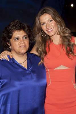 Ministra do Meio Ambiente, Izabella Teixeira posa ao lado da compatriota Giselle Bündchen durante a apresentação
