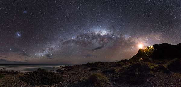 O Observatório Real de Londres divulgou as imagens vencedoras do prêmio Fotógrafo de Astronomia do ano. Guiding Light to the Stars, de Mark Gee (Austrália), foi a imagem vencedora na categoria Terra e Espaço. A partir de Cape Palliser, na ilha norte da Nova Zelândia, o fotógrafo registrou um pedaço da Via Láctea com seu centro luminoso recheado por estrelas, as Nuvens de Magalhães (à esquerda), além de outros satélites e galáxias mais distantes