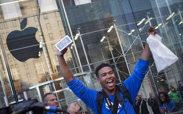 Americano Brian Ceballo esperou duas semanas na fila e foi o primeiro a sair da loja da Apple na 5ª Avenida, em Nova York, como o novo iPhone 5S