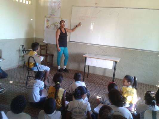 Devido à falta de carteiras escolares, estudantes do município de Redenção do Gurgueia (PI) são obrigados a assistir aulas no chão da escola