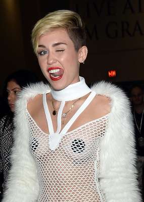 Miley Cyrus foi seminua no festival iHeartRadio, no MGM Grand Garden Arena, em Las Vegas, no sábado (21). A cantora usou um adesivo nos seios, uma calcinha preta e branca e um vestido de tela, que deixava todo o seu corpo à mostra.