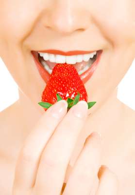 Morango - Morangos in natura são um prato cheio para quem quer manter os dentes brancos. A fruta contém ácido málico, um adstringente natural que ajuda a retirar manchas. Além da vitamina C, que ajuda a combater o acúmulo de placa.