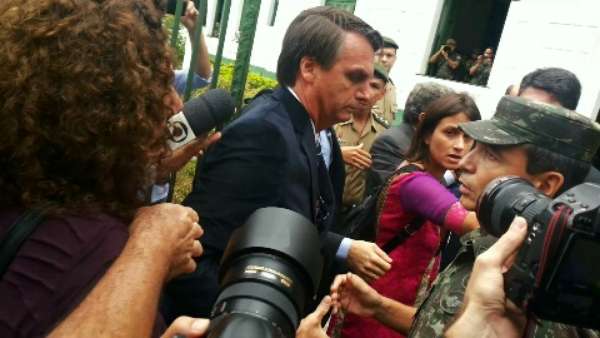 Randolfe disse que foi agredido com um soco na barriga pelo deputado federal Bolsonaro