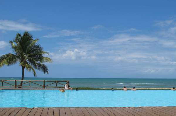 A piscina com borda infinita de frente para a praia é o ponto alto da estada no Tivoli Ecoresort