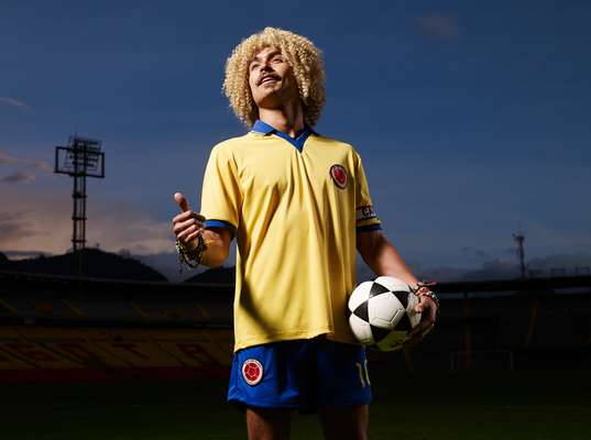 Edgar Vittorino interpreta Carlos Valderrama em novela colombiana La Selección, exibida pela Caracol TV; trabalho de preparação ator para viver o ex-camisa 10 na televisão é destaque no site da Fifa