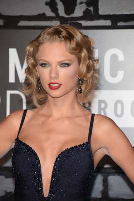 A cantora Taylor Swift escolheu uma maquiagem ousada para o Video Music Awards 2013