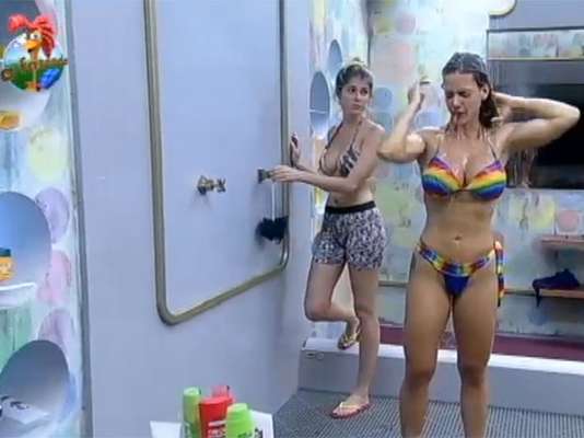 'A Fazenda 6' chegou à sua reta final. Com duas Roças nesta semana e a final marcada para o próximo domingo (29), os telespectadores têm apenas poucos dias para curtir o dia a dia dos peões. E, nesta segunda-feira (24), as duas últimas mulheres remanescentes no confinamento, Denise Rocha e Bárbara Evans, deram uma amostra de um dos momentos que marcaram suas estadas na casa: os banhos