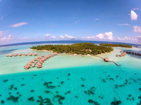 Taha'a: ilha do arquipélago da Sociedade, Tahaa é conhecida por exportar pérolas negras e baunilha procurada pelos melhores chefs do mundo. Localizada a 5 km da ilha de Raiatea, Tahaa encanta com águas cristalinas e recebe turistas no luxuoso Le Tahaa Island Resort & Spa, com diárias a partir de R$ 1.500 por casal