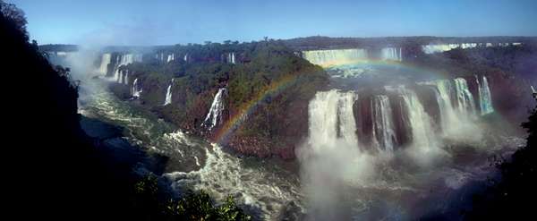 A panorâmica das Cataratas do Iguaçu avistadas do lado brasileiro