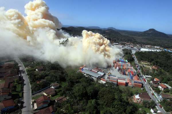 25 de setembro - O governador de Santa Catarina, Raimundo Colombo (DEM), decretou, na tarde desta quarta-feira, situação de emergência em São Francisco do Sul