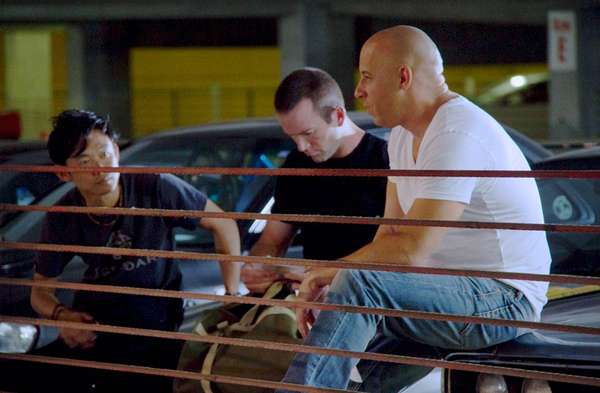 Vin Diesel, el actor protagonista de las películas de Rápidos y Furiosos, se ha encargado de difundir imágenes directo desde el set de filmación de la séptima entrega de la saga. Junto a él, vemos a otros actores clásicos de las cintas como Paul Walker, Dwayne Johnson, Tyrese Gibson, Lucas Black (quien reaparece después de Tokio Drift) y Jason Statham, así como a Kurt Russell.