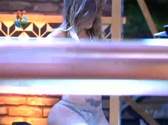 Na exibição desse sábado (28) do reality show A Fazenda 6, da Record, Andressa Urach surpreendeu ao desfilar pelada pela sede. Ela tirou a roupa como forma de se manifestar contra os finalistas do programa, já que suas inimigas Bárbara Evans e Denise Rocha disputam o prêmio de R$ 2 milhões