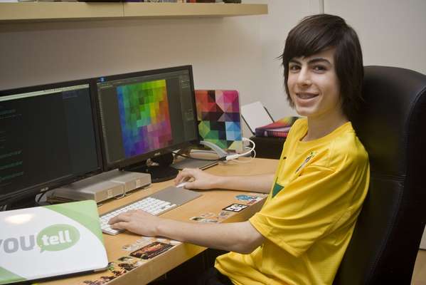 Daniel Singer, 13 anos, criou o aplicativo Backdoor, uma ferramenta de bate-papo que permite enviar mensagens anônimas para os contatos do Facebook e do Google+. Antes mesmo do lançamento, Daniel negou uma proposta de compra de uma empresa chinesa e já se reuniu duas vezes com executivos do Google no Vale do Silício. Veja na galeria mais jovens "gênios" e suas criações