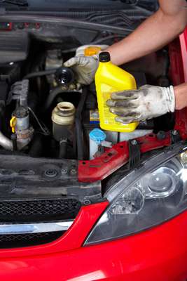 Óleo certo - Não caia nessa de que você pode colocar qualquer óleo no motor do seu carro. As fábricas gastam meses e meses de pesquisa para saber qual o lubrificante que tem melhor desempenho para o motor. Não invente. Na hora da troca, use o óleo específico que está escrito no manual do proprietário, preferencialmente da marca recomendada. Se não encontrar a mesma marca, use um lubrificante com a mesma composição e mesma viscosidade