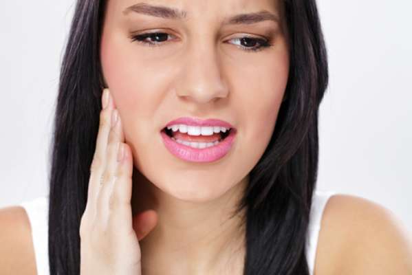 A ATM (articulação temporomandibular) liga a mandíbula ao crânio, além de ser responsável por todos os movimentos dos maxilares e da boca, como mastigação, deglutição e fala