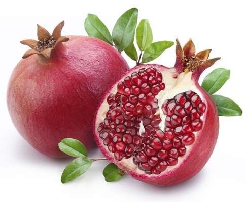 RomãO fruto é rico em substâncias antioxidantes e vitamina C, e os grãos podem ser usados para criar um esfoliante feito em casa. Basta moer as sementes e adicionar uma xícara de aveia. Junte duas colheres de mel e misture. Aplique no rosto por alguns minutos e depois enxágue