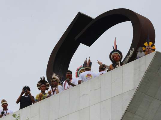 1º de outubro - Um grupo de índios e ativistas do Greenpeace realizaram na manhã desta terça-feira uma manifestação contra a PEC 215, que altera as regras para demarcações de terras indígenas, em Brasília