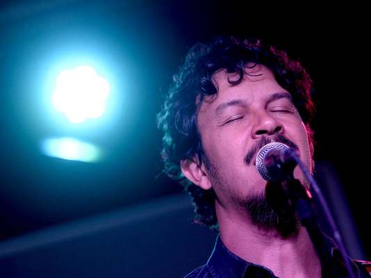 O músico pernambucano Siba foi a atração da primeira das quatro edições especiais do Terra Live Music Natura Musical, nesta terça-feira (1º), nos estúdios do Terra, em São Paulo