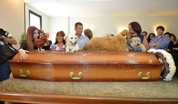 O corpo de Cl&aacute;udio Cavalcanti foi velado nesta ter&ccedil;a-feira (1&ordm;), no Cemit&eacute;rio Memorial do Carmo, no Rio de Janeiro