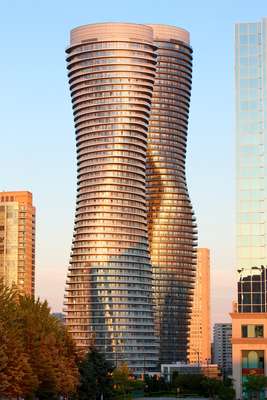 Absolute World Towers , CanadáApelidado de Marilyn Monroe por conta de suas curvas, o complexo Absolute World Towers tem duas torres de 50 e 56 andares que dominam o panorama da cidade de Mississagua, na região metropolitana de Toronto. Inauguradas em 2012, as torres têm uma arquitetura futurista e totalmente única, atingindo 179 metros para o maior dos dois prédios