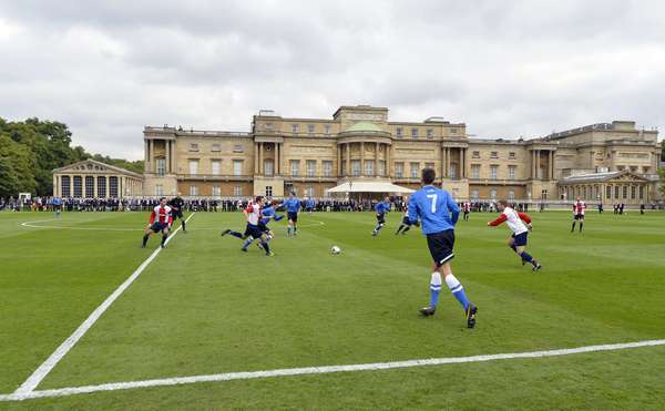 O Palácio de Buckingham, casa da família real britânica, recebeu nesta segunda-feira a primeira partida de futebol de sua história