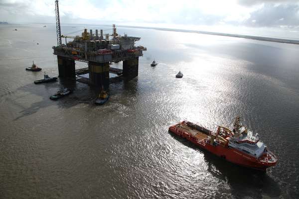 A plataforma P-55 da Petrobras saiu no domingo do Estaleiro Rio Grande 1, localizado em Rio Grande (RS), com destino à Bacia de Campos