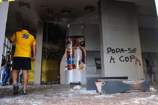Agências bancárias depredadas, ônibus incendiado, vidros quebrados, prédios pichados, lojas vandalizadas. O cenário nas ruas do Rio de Janeiro por onde passou a manifestação que acabou em violência na noite de segunda-feira era de destruição. Vândalos mascarados e vestidos de preto transformaram a manifestação, inicialmente pacífica, em um violento confronto com a polícia. O protesto de milhares em apoio em apoio à greve dos professores desandou para o conflito após a intervenção de grupos Black Blocs