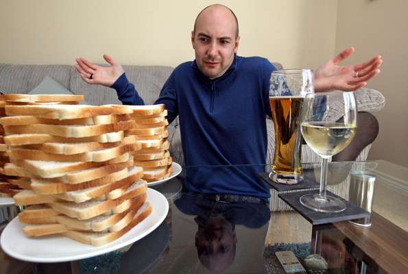 Matthew Hogg, 34 anos, sofre de uma doença que faz com que seu organismo transforme os alimentos que ele ingere em álcool