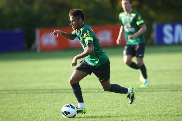 A Seleção Brasileira realizou na tarde desta quarta-feira (madrugada no Brasil) o primeiro treino para o amistoso contra a Coreia do Sul, no sábado, em Seul. A atividade aconteceu no KFA National Football Centre, centro de treinamentos da seleção sul-coreana, localizado na cidade de Paju, a cerca de 60 km da capital do país asiático