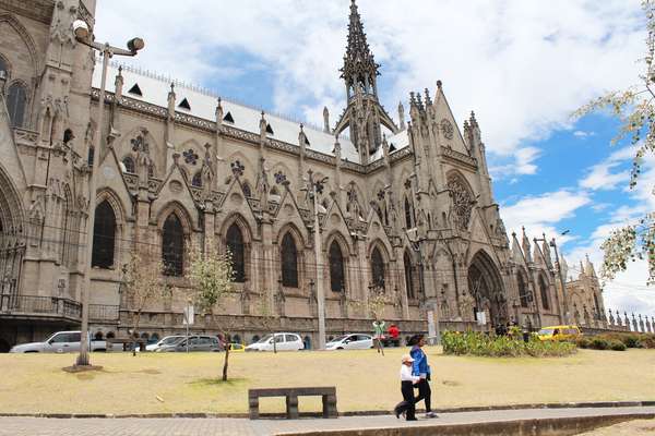 Quito, a capital do Equador, surpreende com suas majestosas construções arquitetônicas, como a Basílica del Voto Nacional